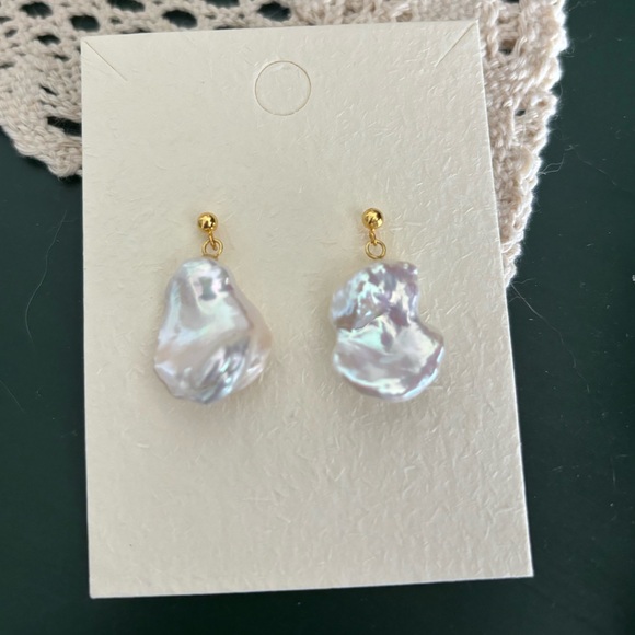 Iridescent baroque pearl earrings - Picture 4 of 6